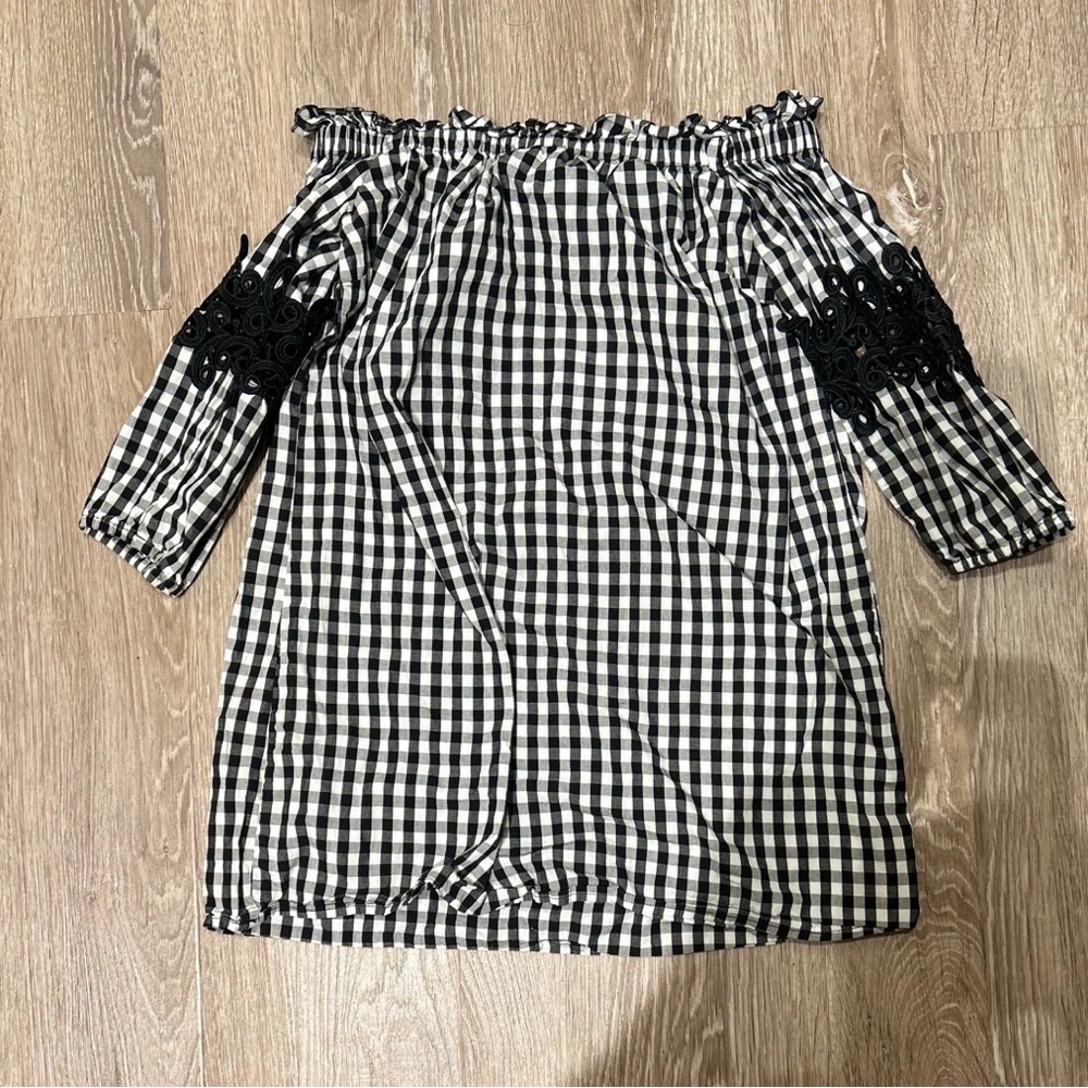 Romeo + Juliet Couture Black and White Gingham Off-Shoulder Top Tunic - Picture 2 of 3